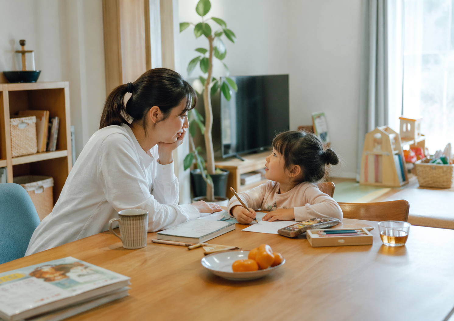時代と家庭ごとの違いを感じさせる、やわらかな子育てのイメージ