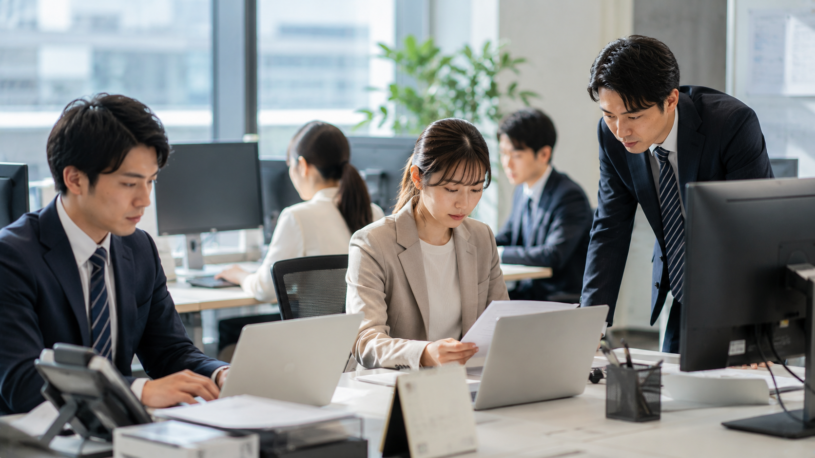 オフィスで働く人たちの様子